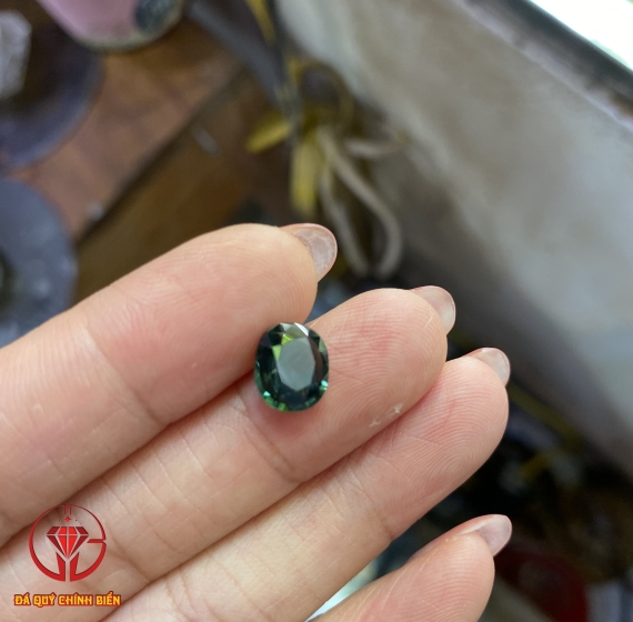 Saphia xanh lá cắt giác thiên nhiên không sử lý, lành sạch sáng lửa chiếu ,đạt tiêu chuẩn trang sức đẹp,sang trọng,quyền quý 